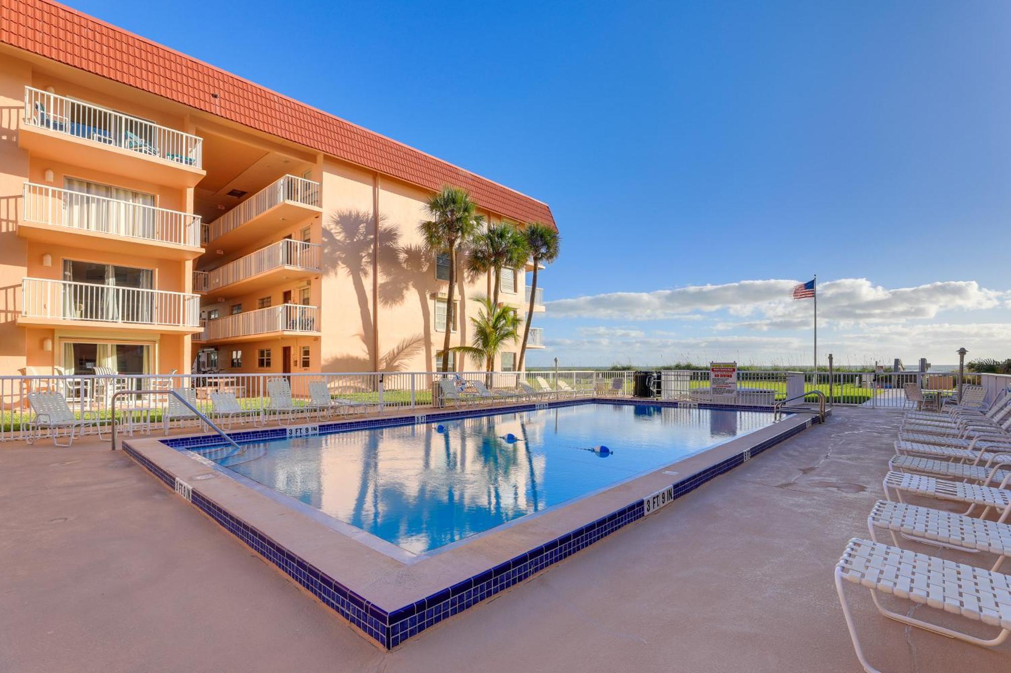 Central Cocoa Beach Condo With View, Steps To Beach! Eksteriør billede