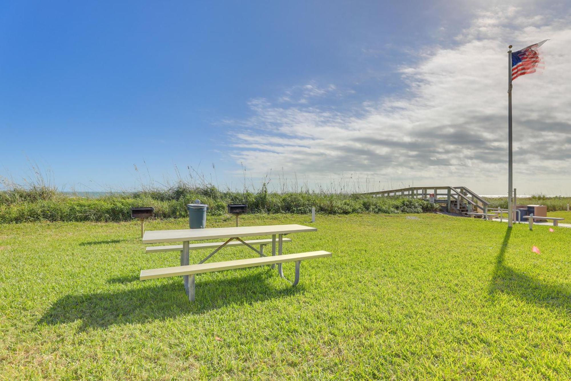 Central Cocoa Beach Condo With View, Steps To Beach! Eksteriør billede