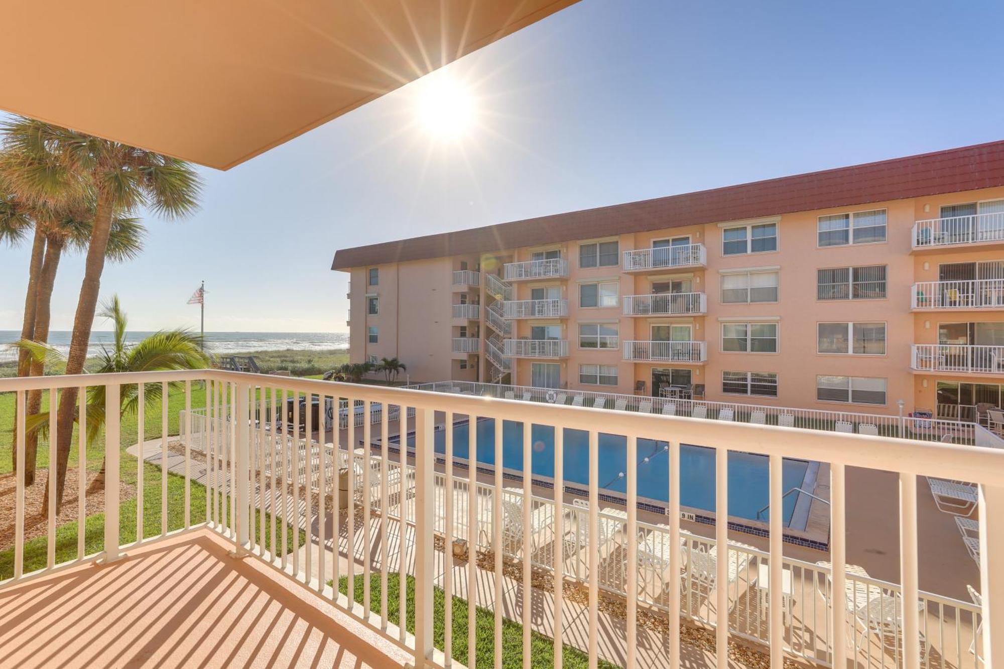 Central Cocoa Beach Condo With View, Steps To Beach! Eksteriør billede